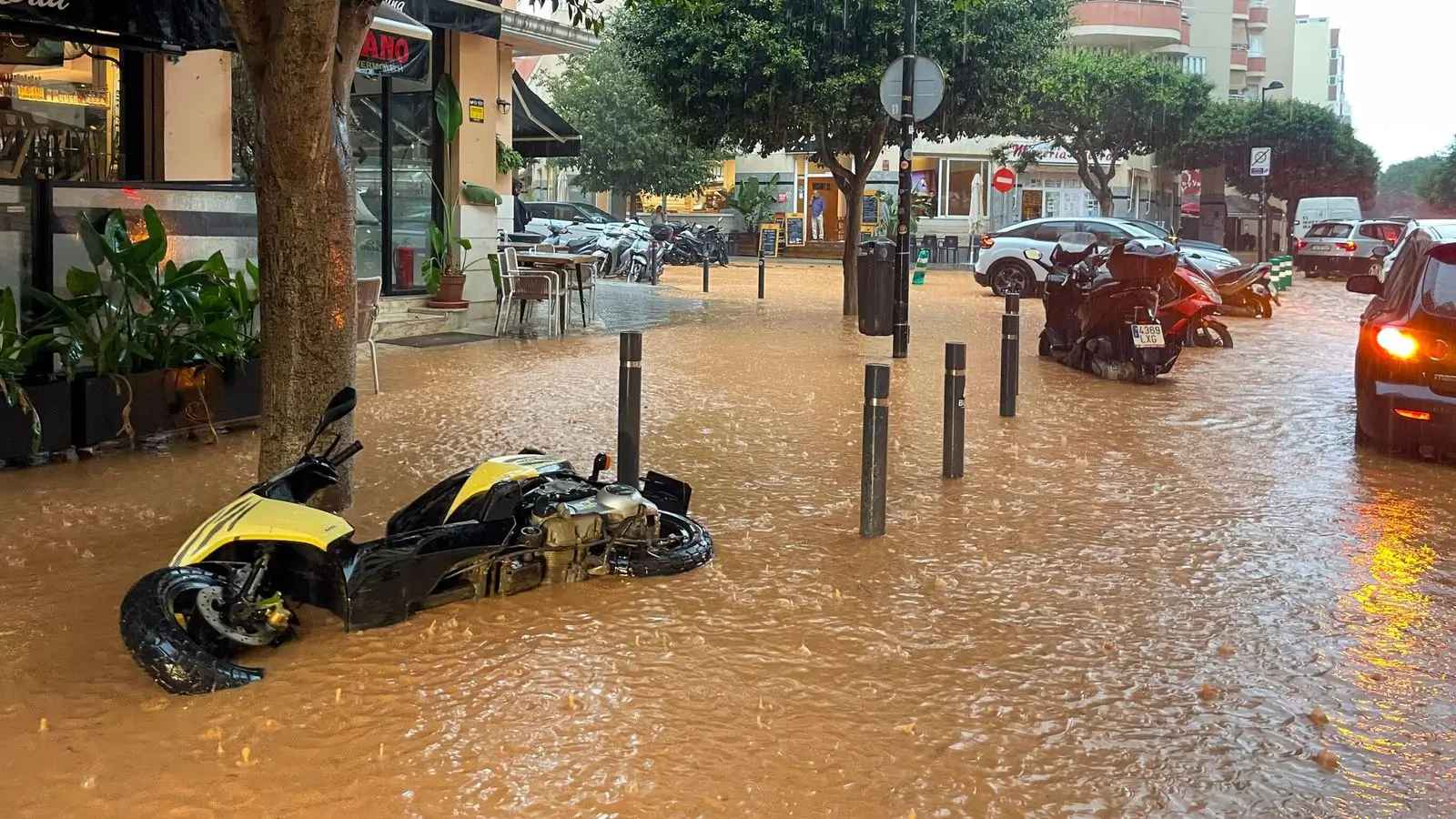 Inondations massives, l'armée dans les rues / Plages fermées à Ibiza, l'Espagne en ‘fièvre'