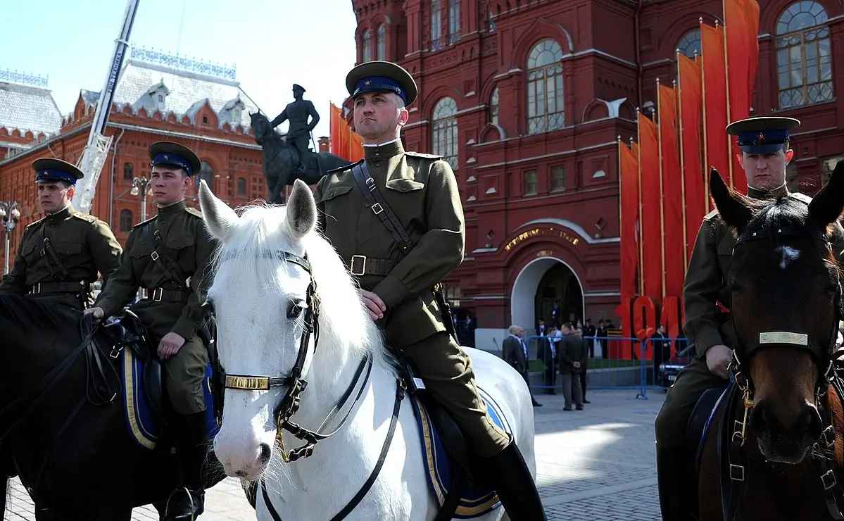 Poutine ramène la « cavalerie » / Des soldats à cheval au front, « plus de véhicules »