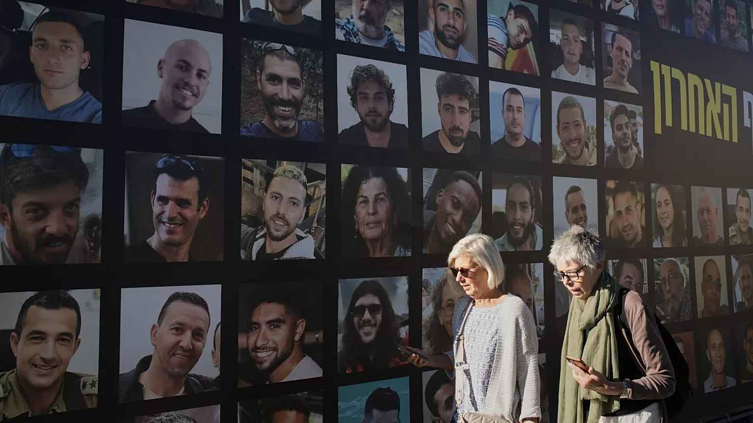 Des Israéliens attendent le retour des otages devant la base militaire de Reïm