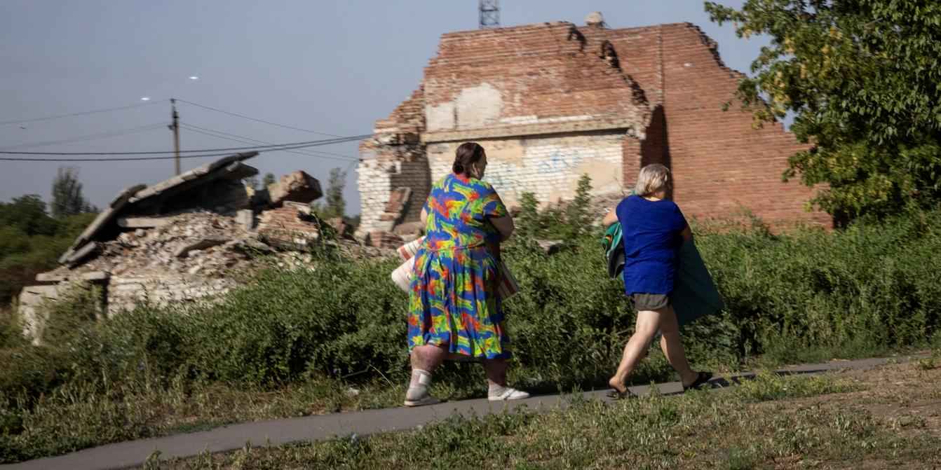Les troupes russes entrent dans une ville de l'est ukrainien, exécutent des civils.