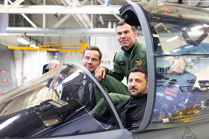 Zelensky pilote un Gripen suédois, l'Ukraine achètera 150 avions