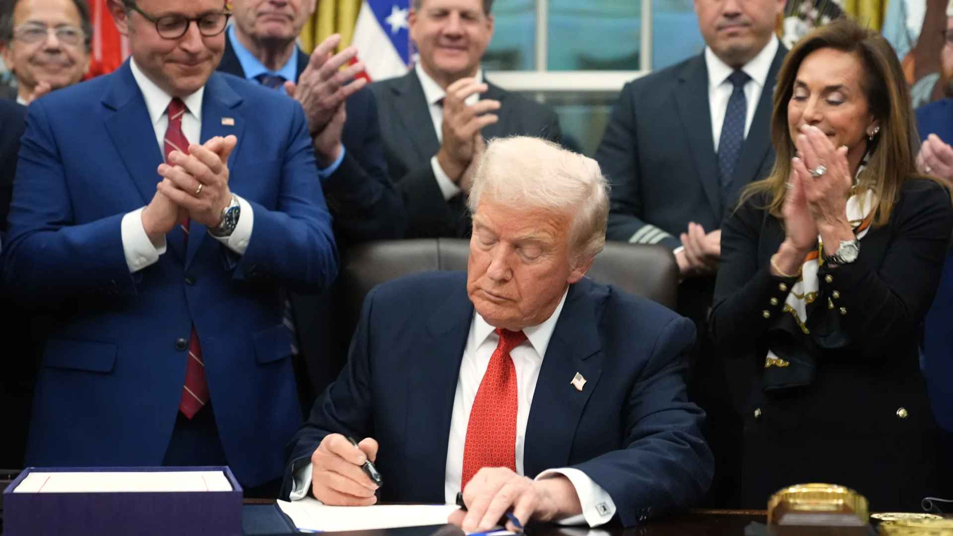 Trump s'enrichit à la présidence / A acheté 82 millions de dollars d'obligations depuis fin août