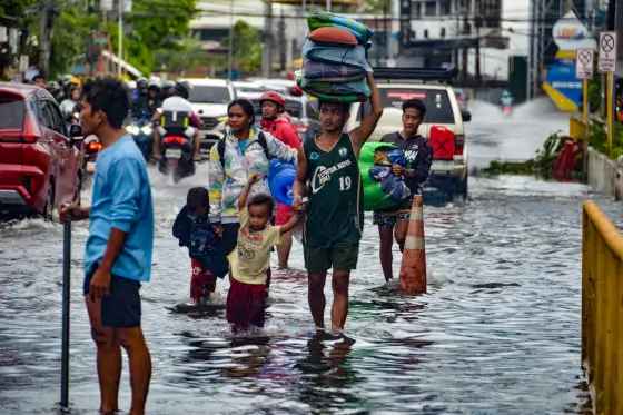 Plus de 85 morts après le typhon semant le chaos aux Philippines