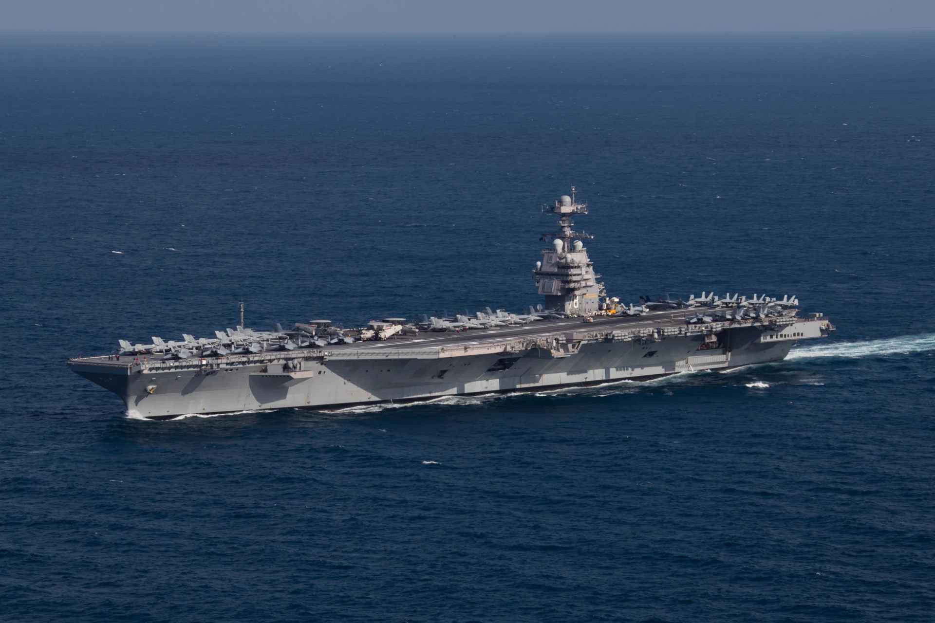 Arrive le plus grand navire de guerre / Trump renforce les Caraïbes, prêt à affronter le Venezuela