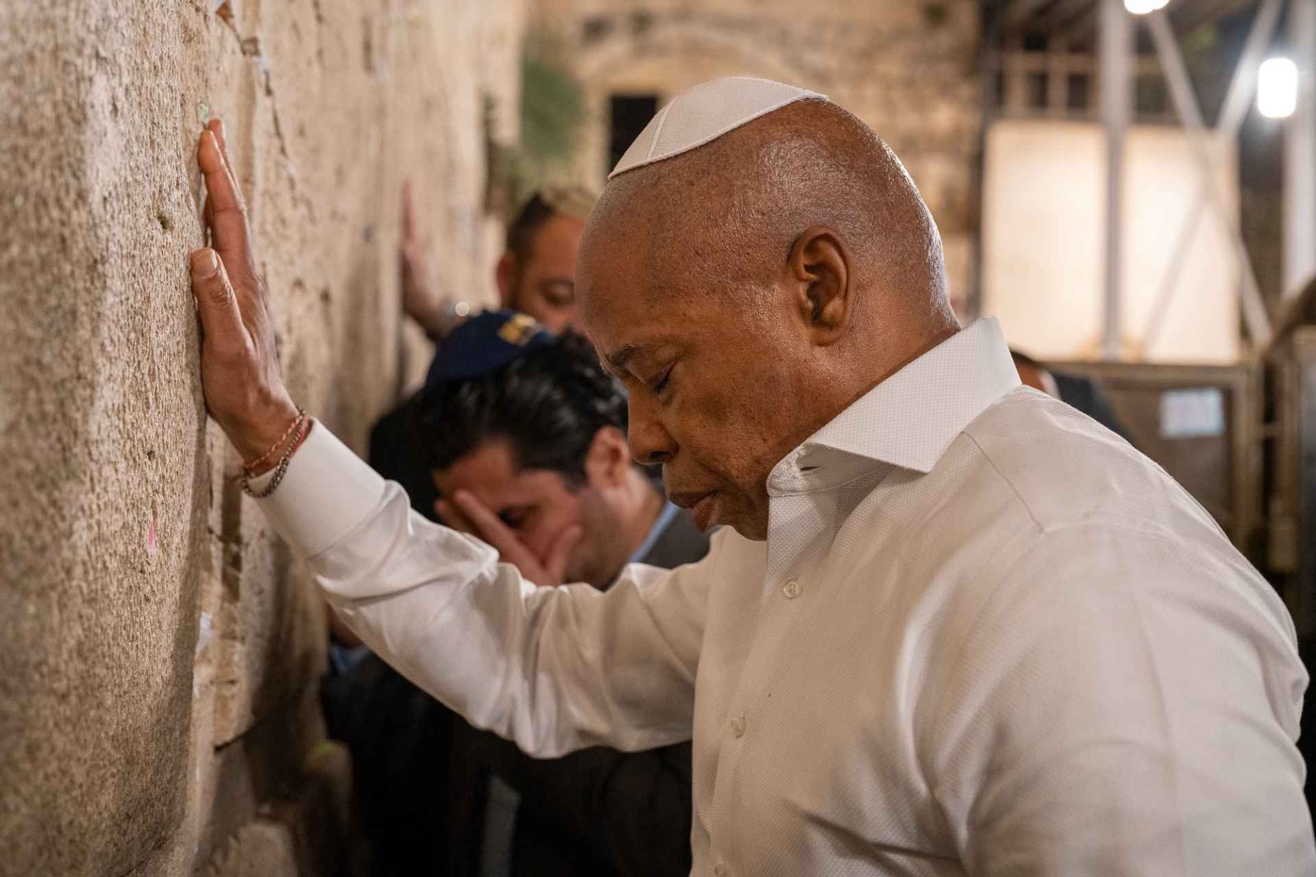 Le maire sortant de New York visite Israël, dit aux habitants qu'il est leur frère