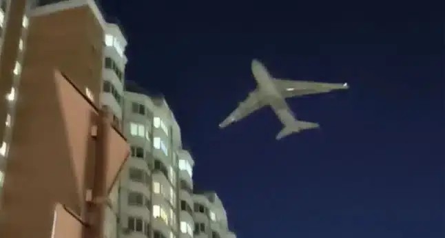 L’un des plus gros avions au monde a volé bas au-dessus de Moscou pour fuir des drones ukrainiens