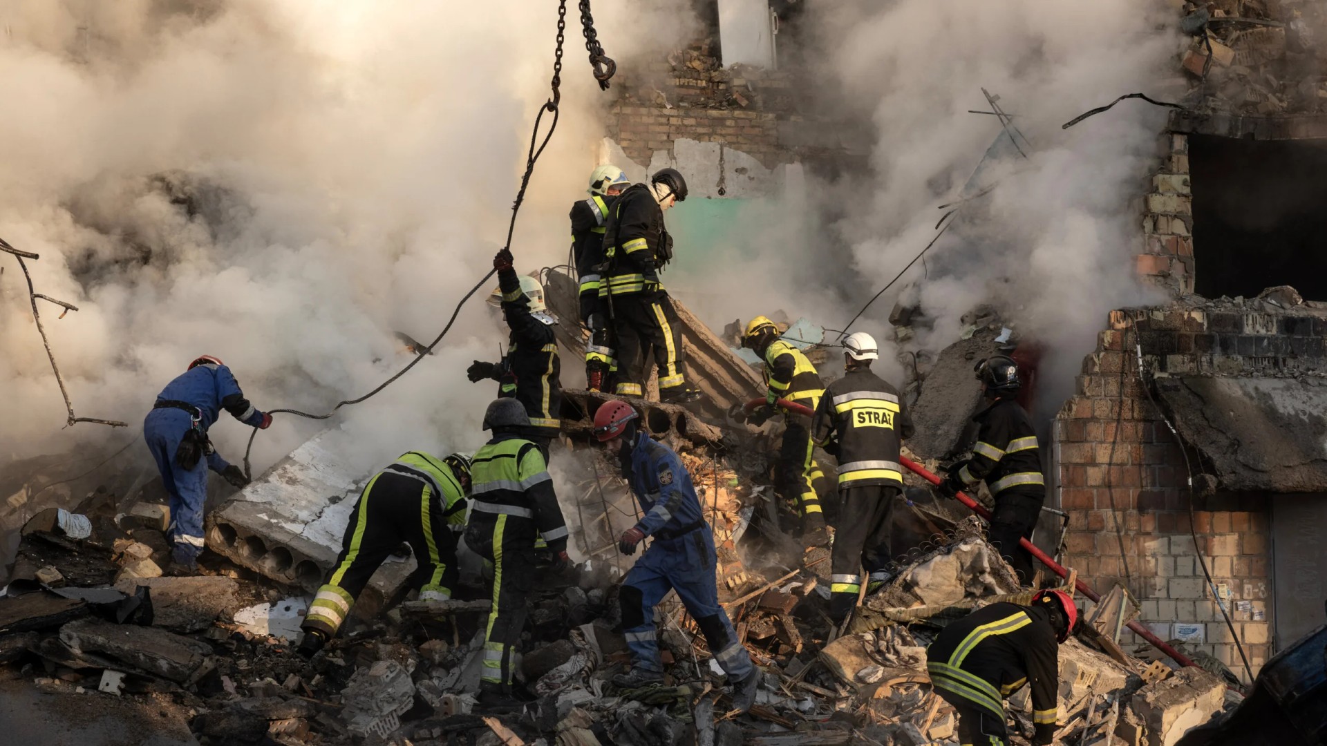 Russie frappe des appartements à Kyiv et des sites énergétiques dans une attaque majeure