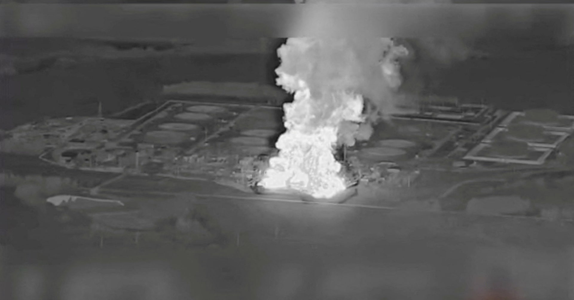 La Russie vise des installations militaires ukrainiennes, l'Ukraine frappe une raffinerie russe