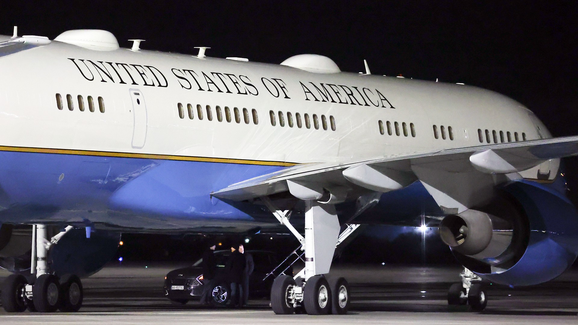 Le hublot de l’avion de Pete Hegseth se fissure, «horror» en vol ! Atterrissage d’urgence