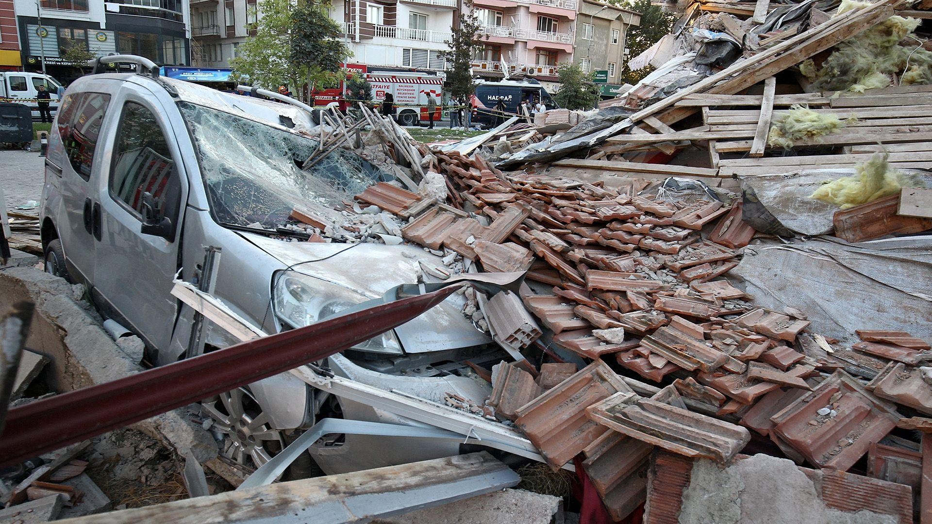 Bâtiments effondrés, gens dans la rue / Nouveau séisme de magnitude 6,1 en Turquie