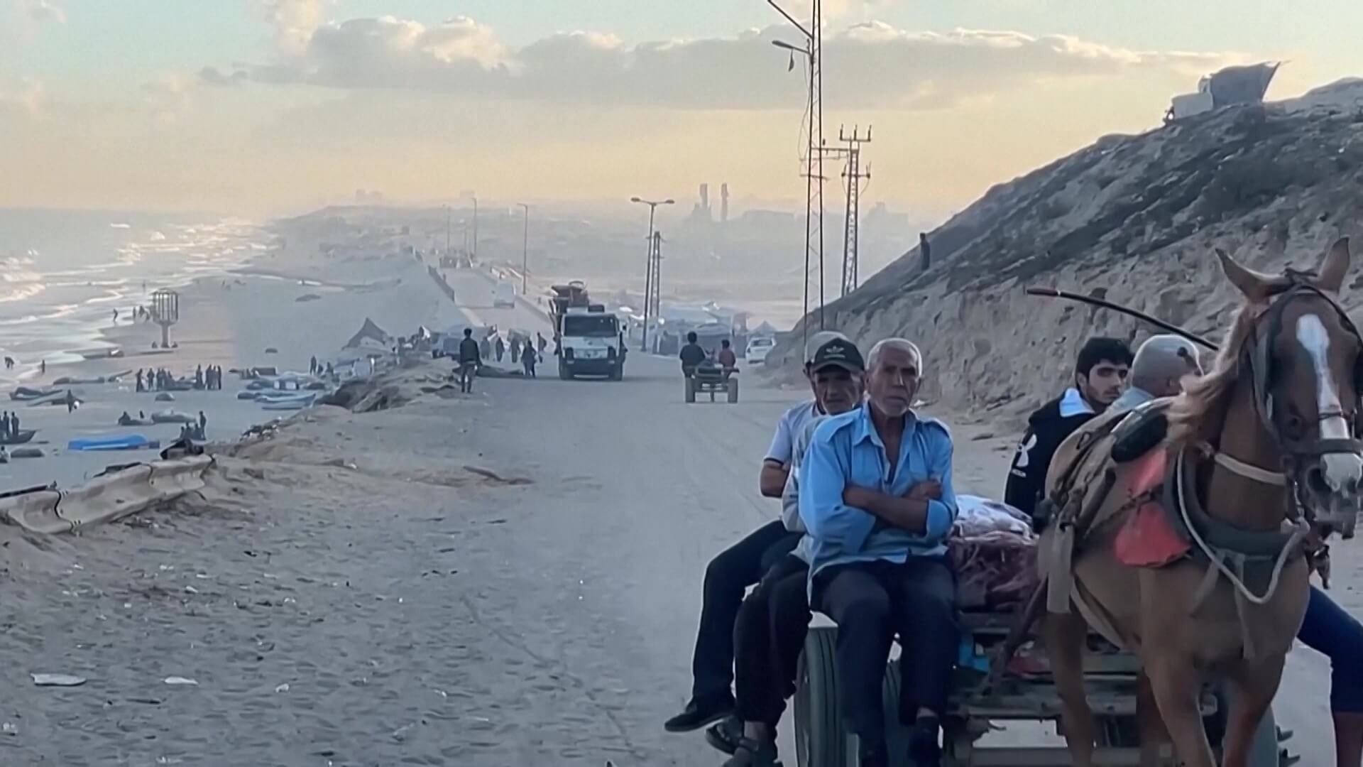 Palestiniens déplacés: tentes de fortune le long des routes au centre de Gaza