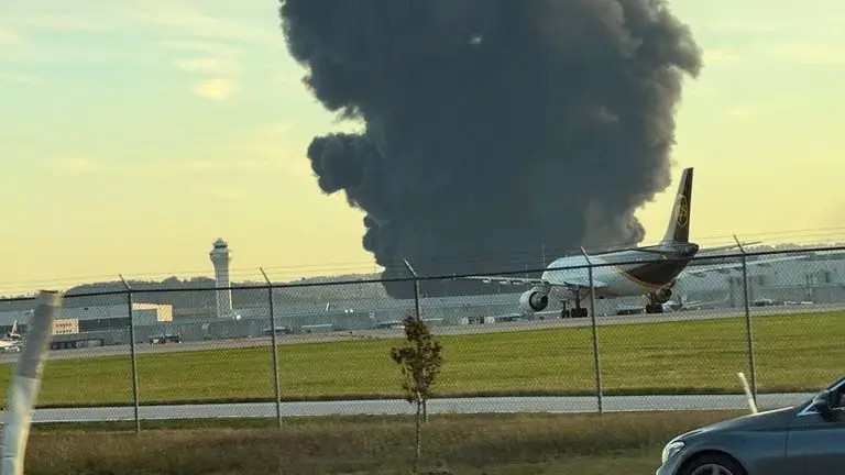 États-Unis : avion s'écrase sur des immeubles, incendie géant, 144 000 L de carburant