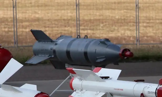 Moteurs réactifs dans bombes soviétiques / Russie désespérée frappe plus profondément en Ukraine