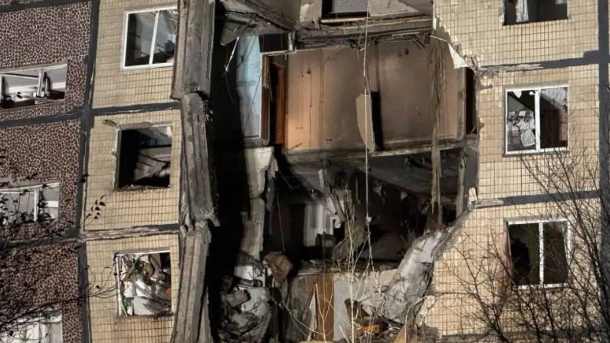 La Russie attaque massivement les villes ukrainiennes — images choquantes d'un bâtiment endommagé