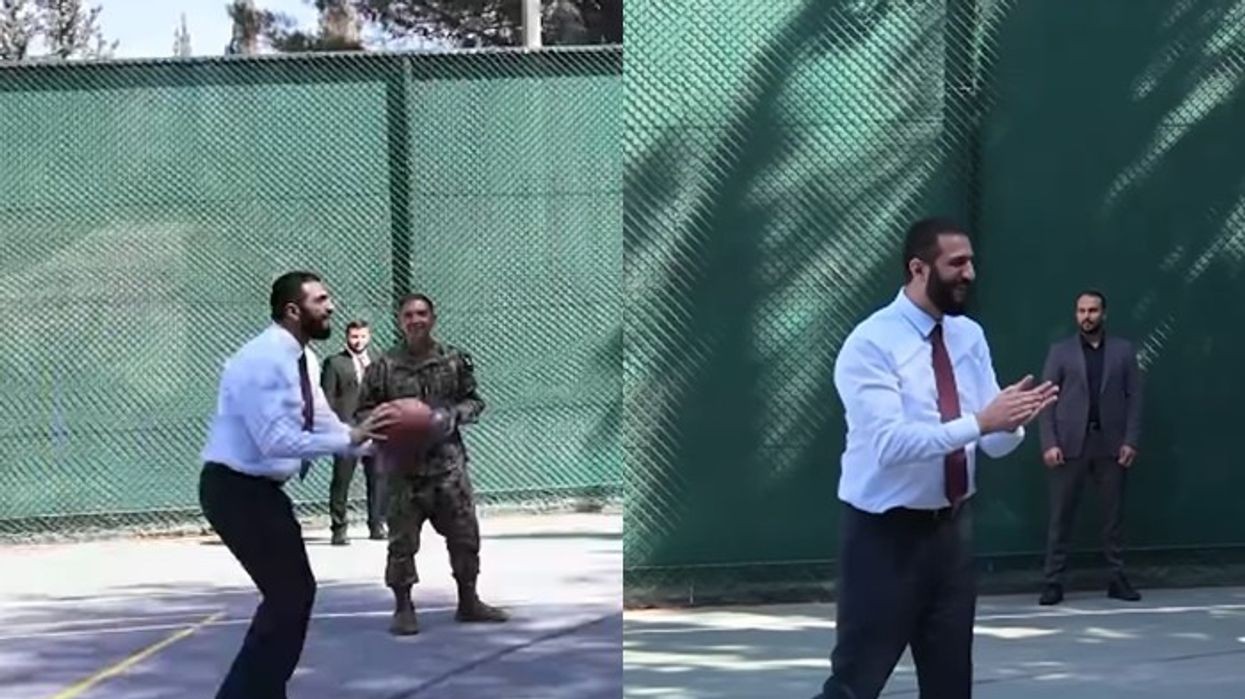 Le président syrien savoure le match de basket avec des commandants américains