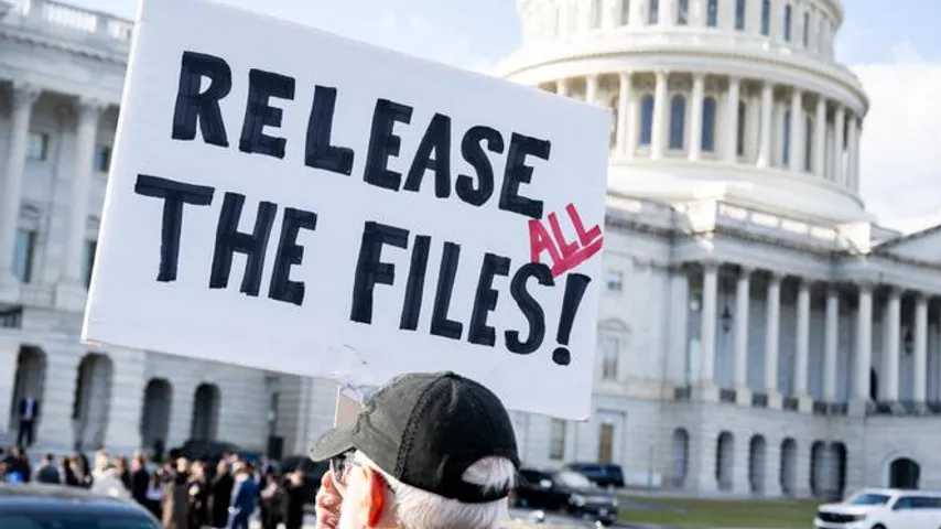 Affaire Epstein : Donald Trump signe la loi pour rendre le dossier public