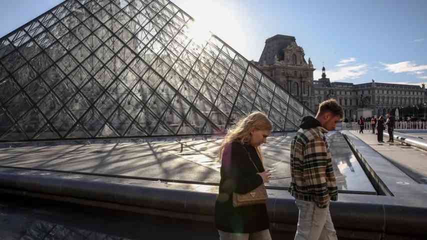 La directrice du Louvre annonce l'installation d'un poste de police "mobile"