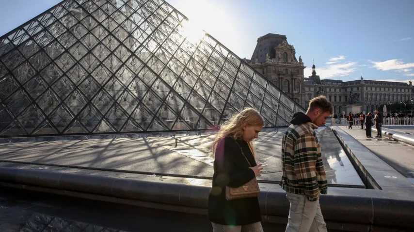 La directrice du Louvre annonce l'installation d'un poste de police "mobile"