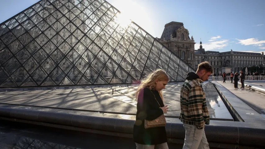 La directrice du Louvre annonce l'installation d'un poste de police "mobile"