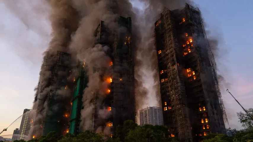 L'enfer de Hong Kong : 55 morts et des centaines de blessés, le feu refuse de s'éteindre!