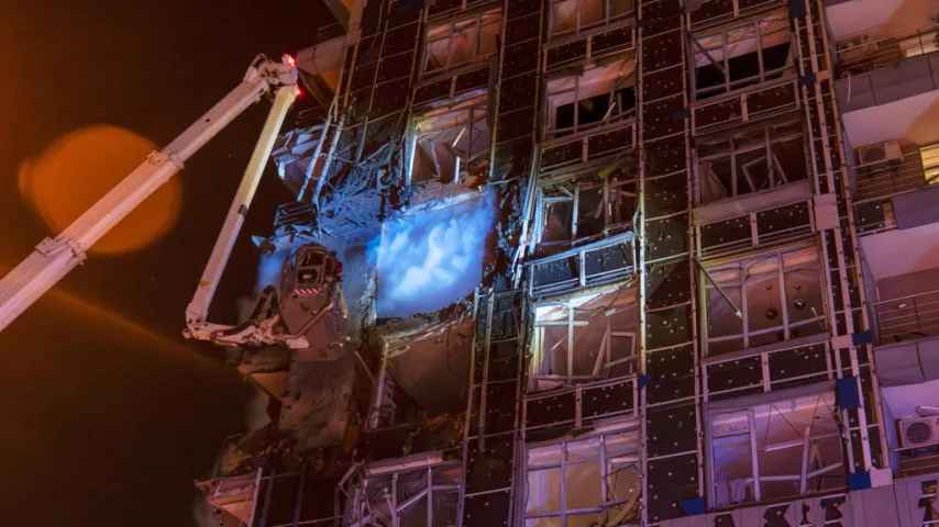 Pompiers fouillent un immeuble à Kyiv après des attaques de drones russes tuant une personne