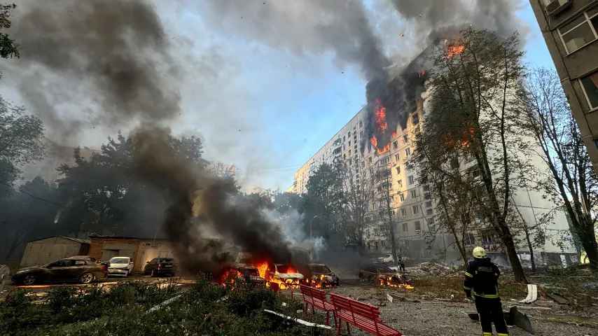 Missiles russes frappent Kiev / Russie poursuit offensive aérienne, guerre sur les fronts