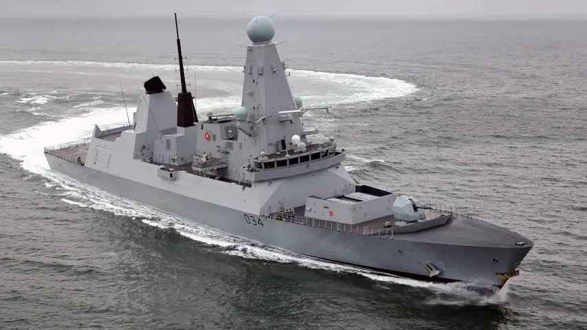 Navire espion russe alerte les chefs de la défense britanniques : vise au laser des pilotes royaux