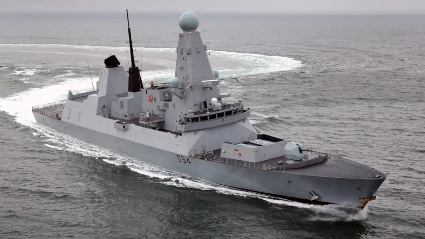 Navire espion russe alerte les chefs de la défense britanniques : vise au laser des pilotes royaux