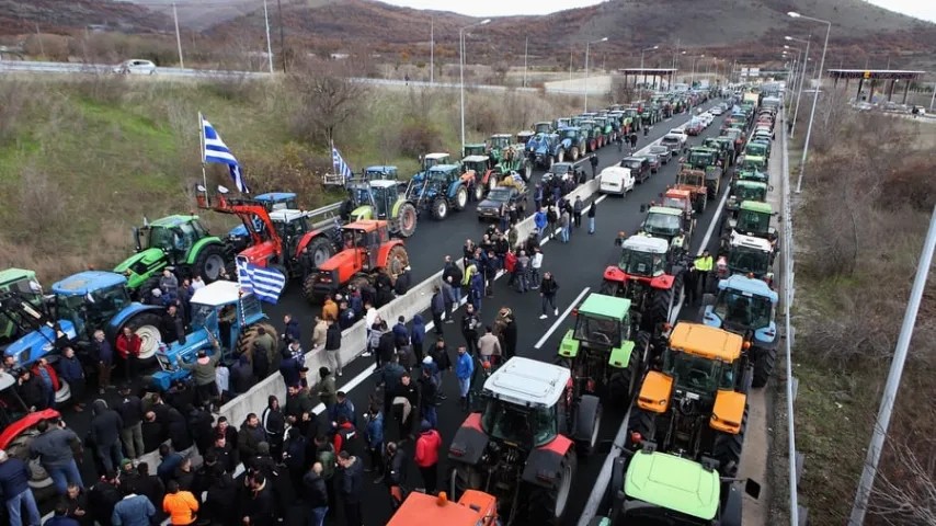Agriculteurs grecs bloquent le pays avec des tracteurs, les protestations s'intensifient