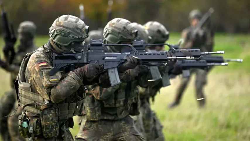 Allemagne: plan pour accroître les soldats adopté; l'Europe renforce sa défense contre la Russie
