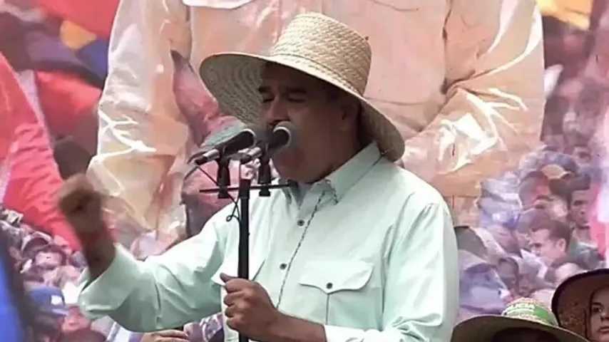 Avions US sur les Caraïbes, soldats près du Venezuela — Maduro a le temps de chanter