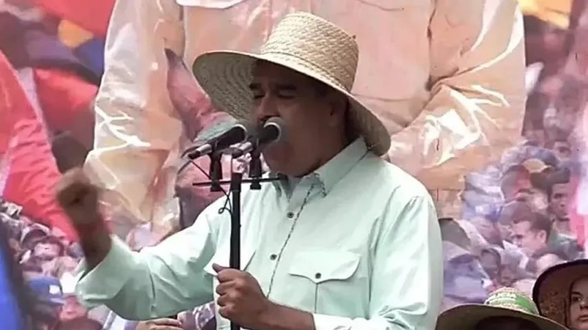 Avions US sur les Caraïbes, soldats près du Venezuela — Maduro a le temps de chanter