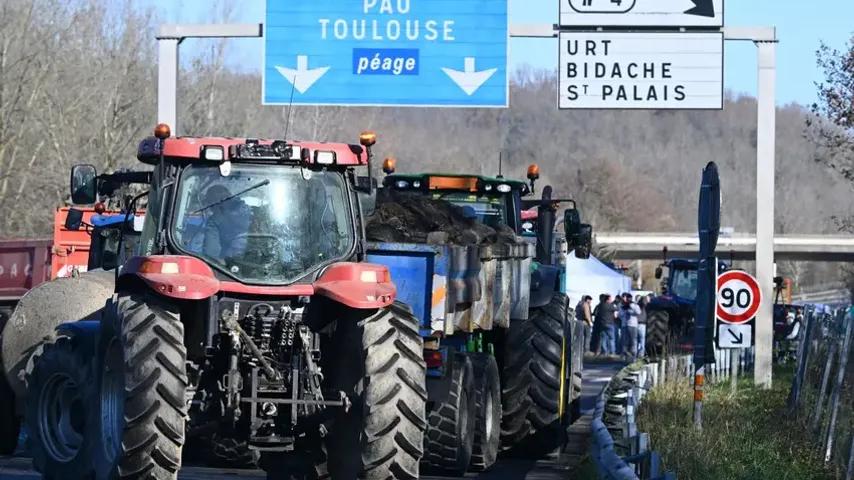 Bureaux aspergés de bouse de vache / Protestation d'agriculteurs français, routes bloquées