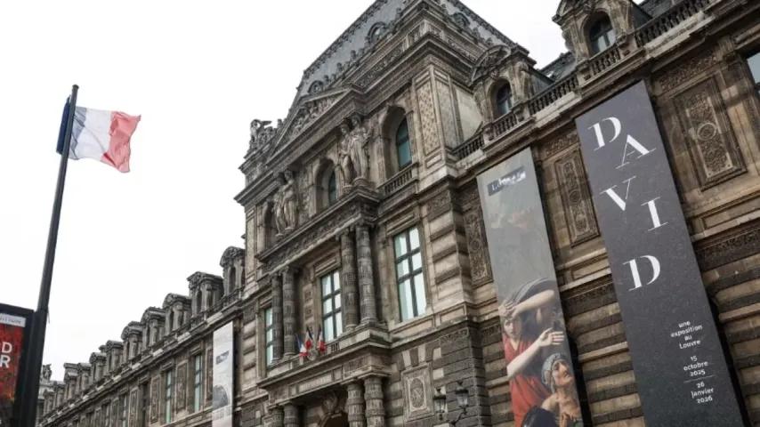 Chaos au Louvre : vol spectaculaire de bijoux, tuyaux éclatent et renversent les fonds égyptiens
