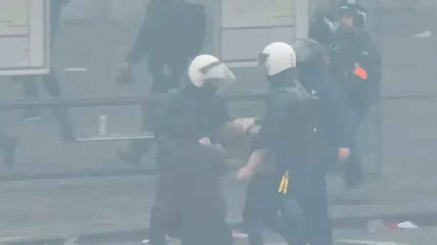 Chaos total à Bruxelles: agriculteurs lancent des fumigènes sur la police et bloquent les routes