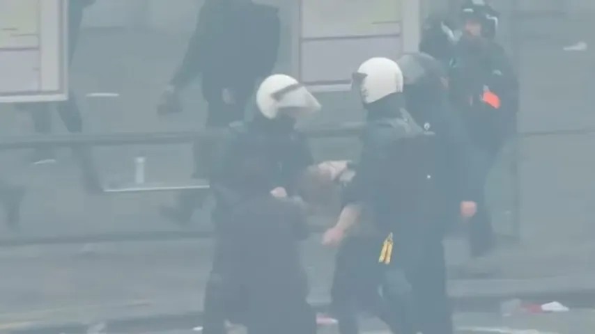 Chaos total à Bruxelles: agriculteurs lancent des fumigènes sur la police et bloquent les routes