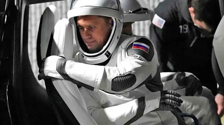 Cosmonaute russe exclu pour espionnage — pris en photo du matériel sensible de SpaceX