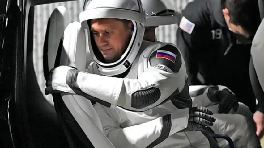 Cosmonaute russe exclu pour espionnage — pris en photo du matériel sensible de SpaceX