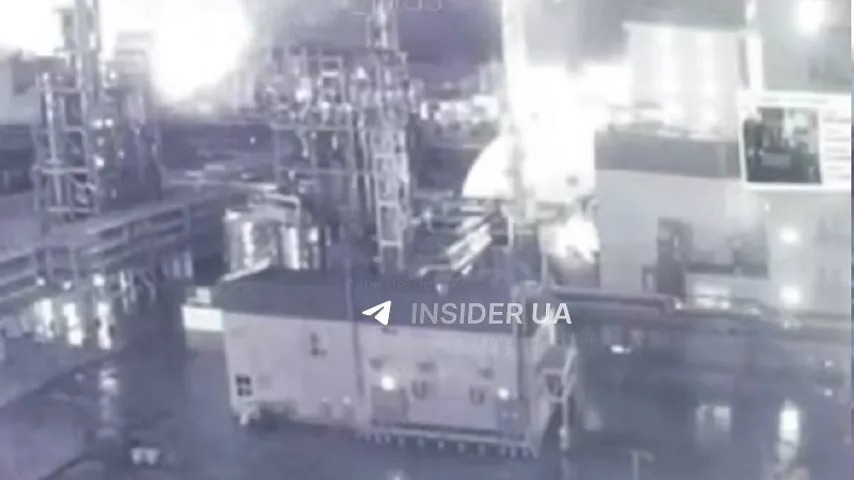 Drone sur plateforme pétrolière caspienne / L'Ukraine 'trondit' la Russie, stoppe la production