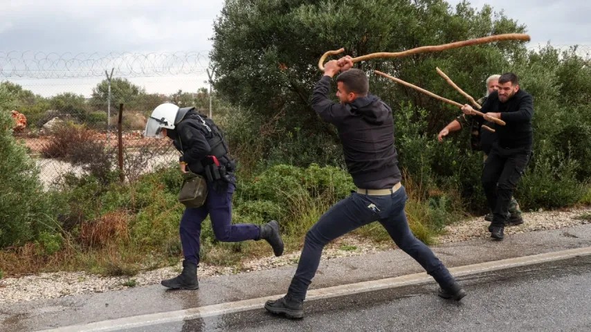Escalade violente en Grèce: fermiers renversent une voiture de police, envahissent piste en Crète