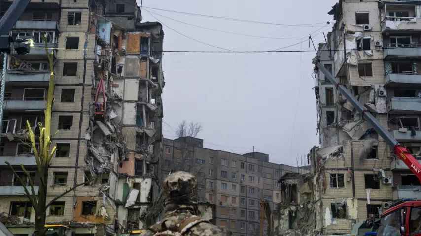 Frappe russe contre Dnipro en Ukraine tue quatre et endommage une université