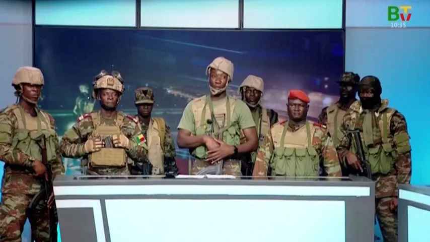 Ils n'ont pris que la télé! Comment le coup d'État au Bénin a réussi à échouer
