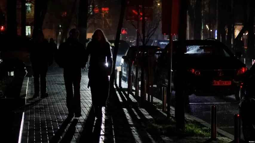 La moitié de Kiev dans le noir après frappes russes; l'Ukraine restreint l'électricité