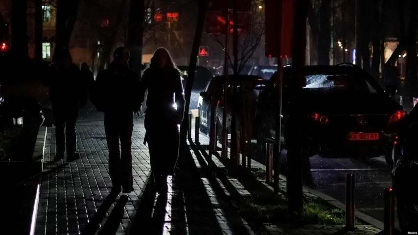 La moitié de Kiev dans le noir après frappes russes; l'Ukraine restreint l'électricité