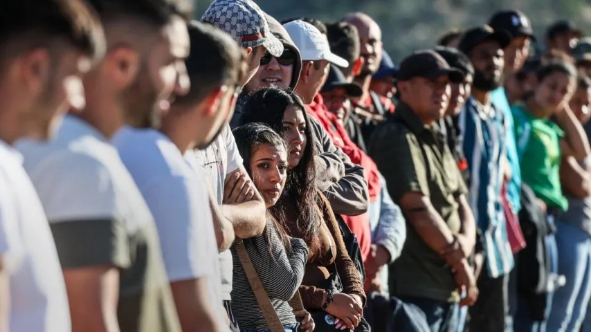 Le "Balai" de Donald Trump : plus de 2 millions d'immigrés expulsés des USA