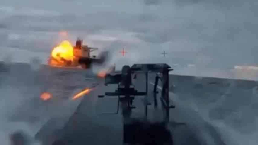 Le moment où un pétrolier russe est touché par des drones marins