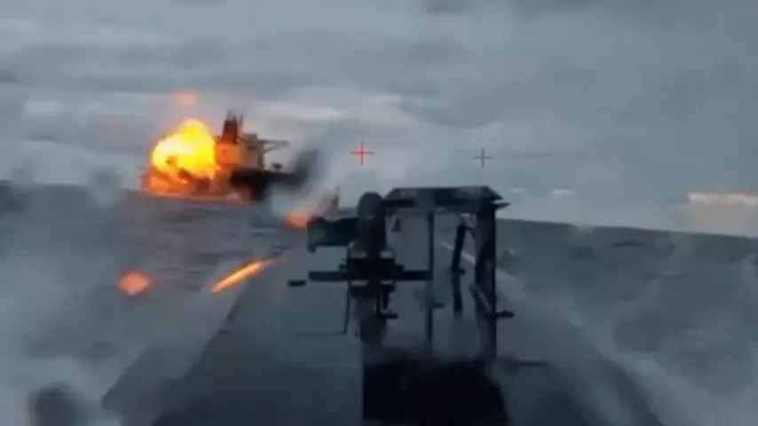 Le moment où un pétrolier russe est touché par des drones marins