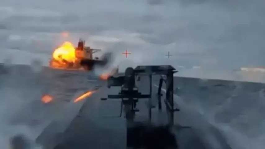 Le moment où un pétrolier russe est touché par des drones marins