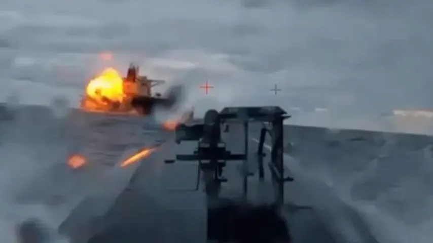 Le moment où un pétrolier russe est touché par des drones marins