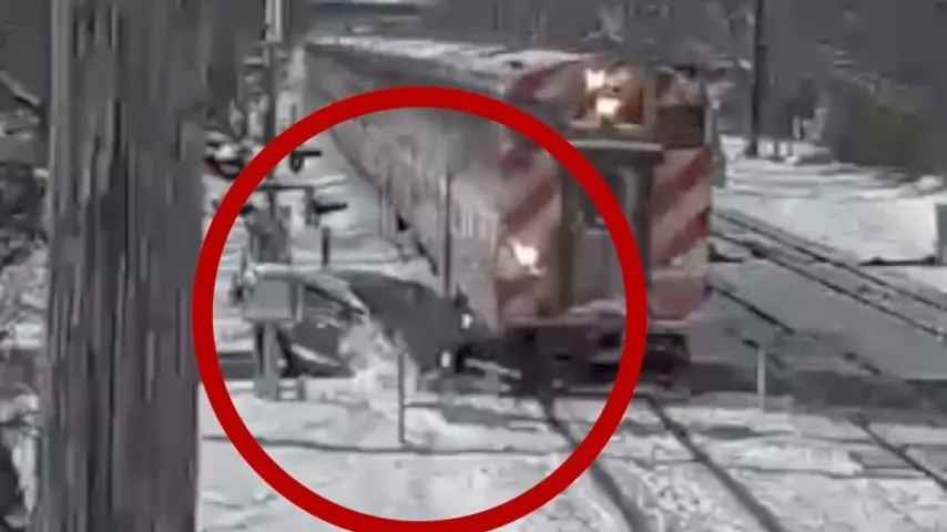 Le moment où un train de voyageurs percute un véhicule à Hinsdale (Illinois)
